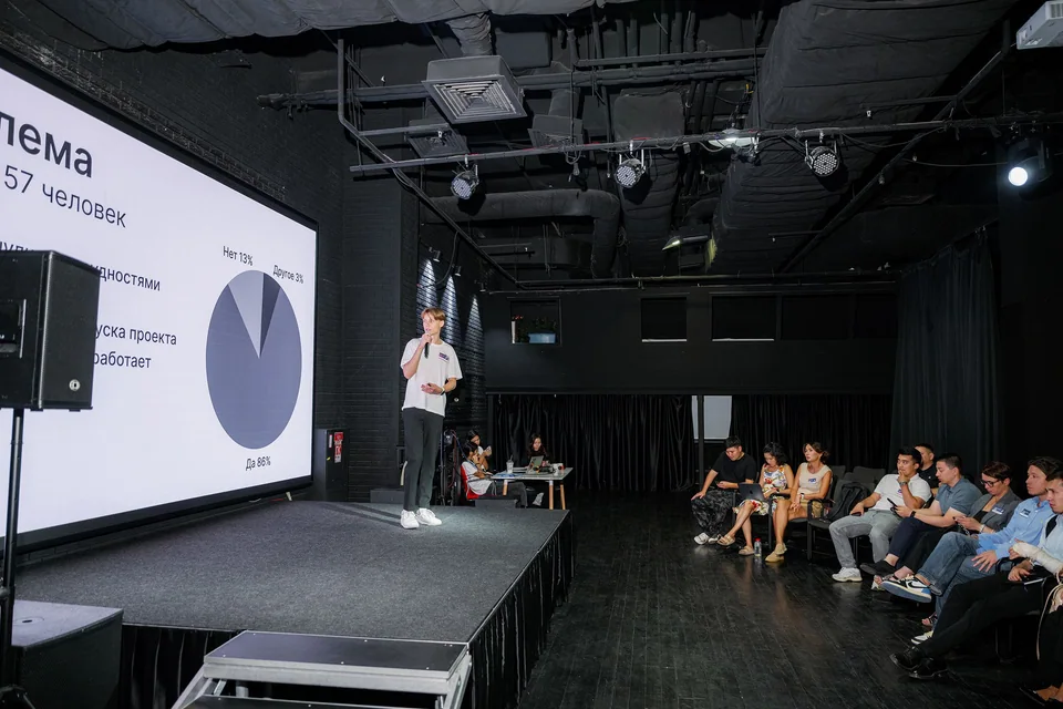 Qubi — Presenting the startup at a pitch event.